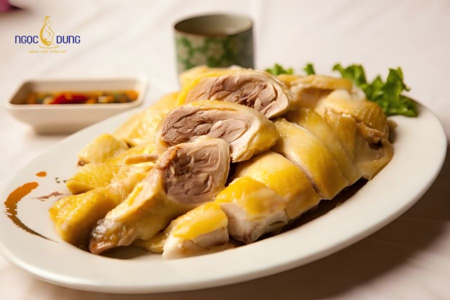 Hút mỡ bắp tay kiêng ăn gì để nhanh hồi phục, không sẹo 8 Phần da và thịt gà dễ làm vùng da non bắp tay bị ngứa, cản trở tiến trình tái tạo mô