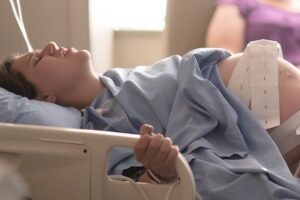 Sản phụ hít hơi sâu bằng mũi và dồn lực xuống bụng dưới theo từng cơn co tử cung