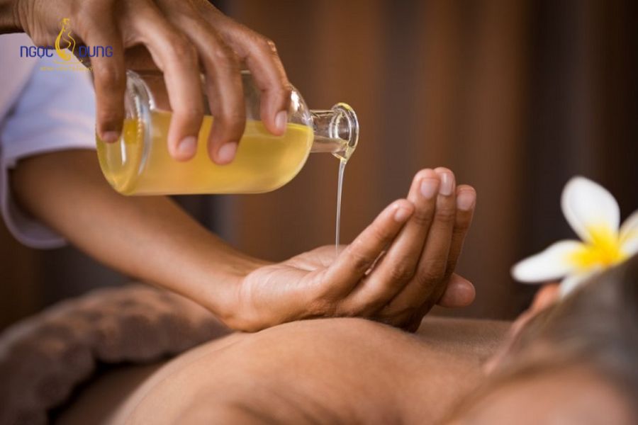 Cách rặn để hỗ trợ hạn chế rạch tầng sinh môn khi sinh thường 10 Thao tác massage nhẹ nhàng vùng đáy chậu bằng tinh dầu thiên nhiên giúp mô liên kết co giãn tốt hơn